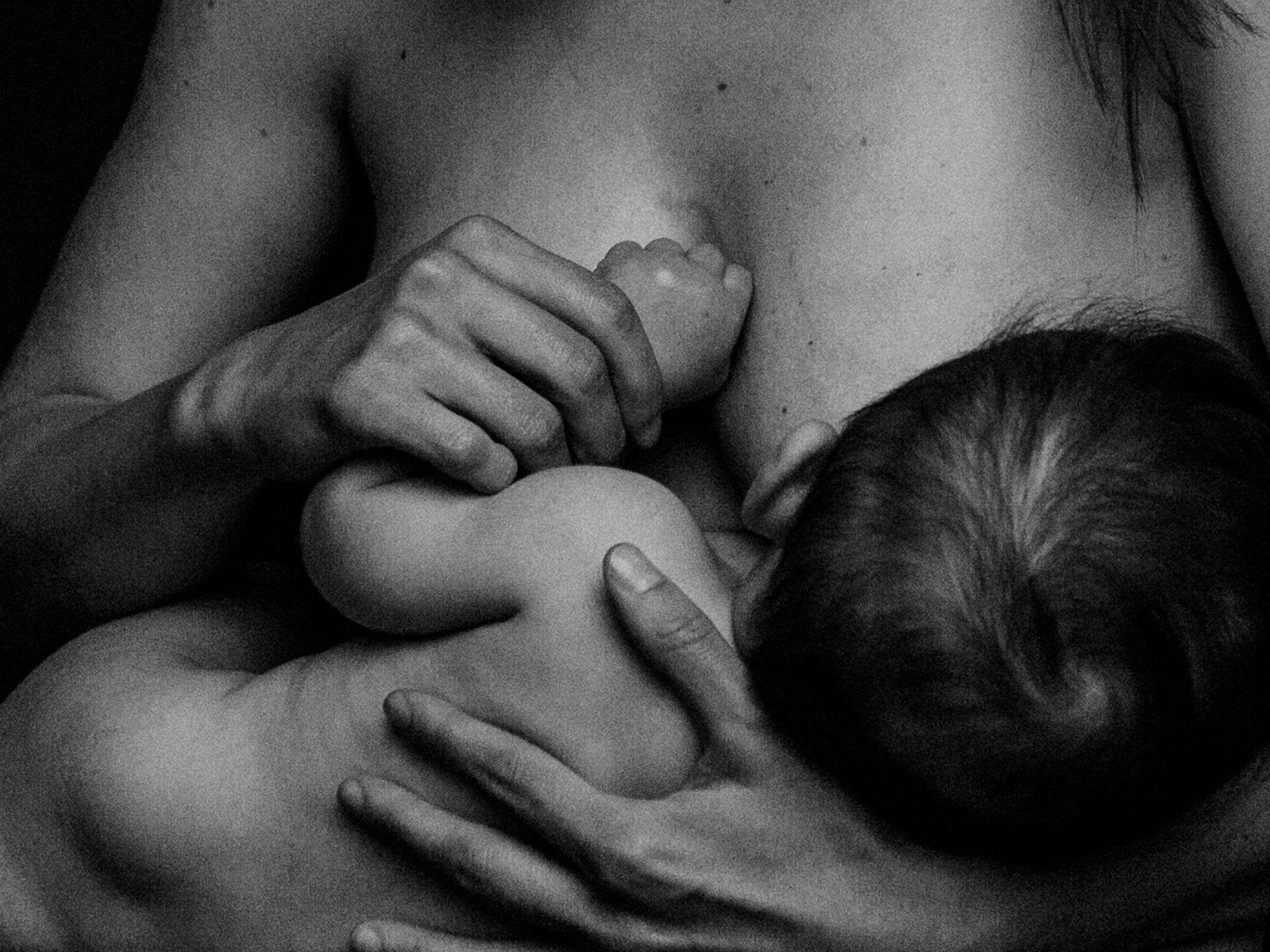Foto de Camilla Miraudo consultora amamantando a su hijo